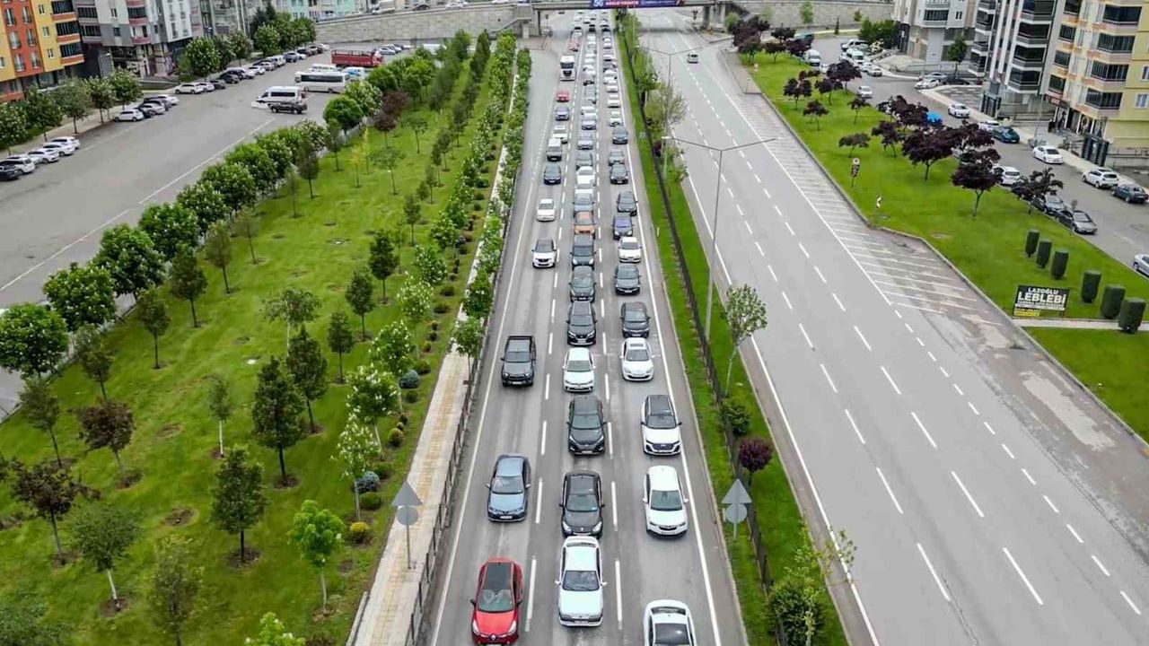 Çorum-Samsun kara yolunda Kurban Bayramı yoğunluğu dronla havadan görüntülendi