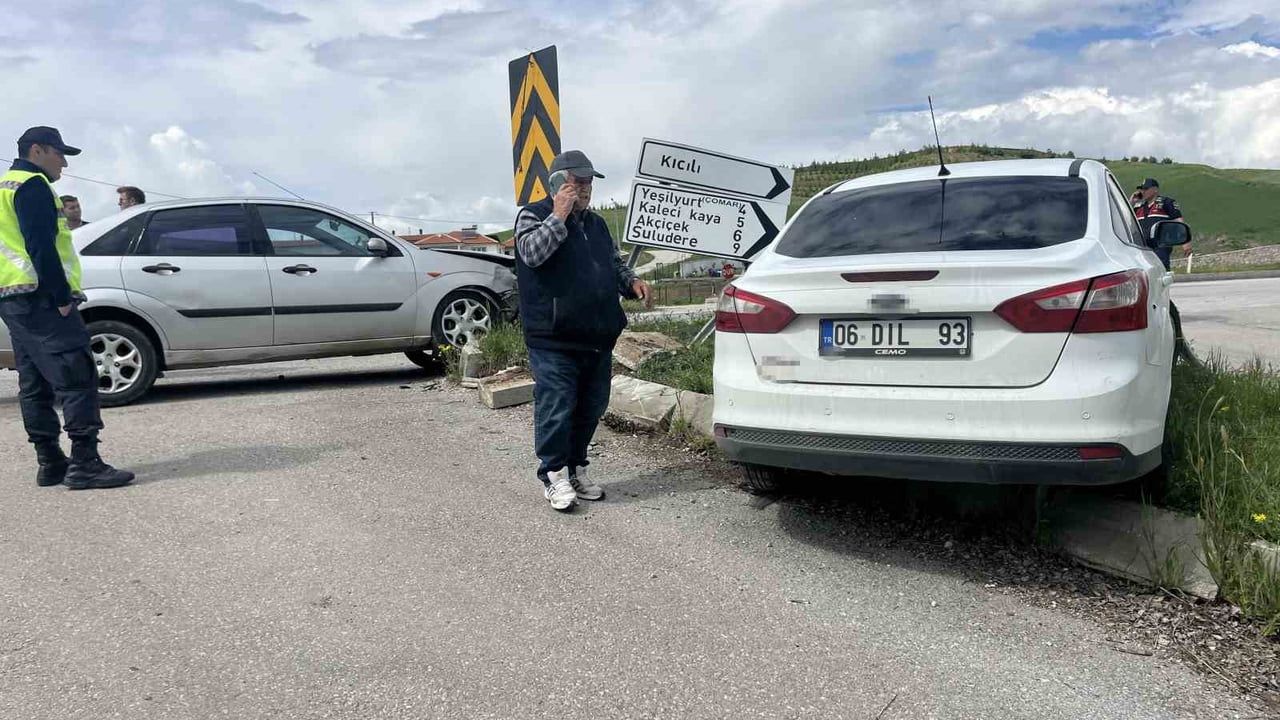 Çorum Sungurlu-Alaca kara yolunda kavşakta iki otomobil çarpıştı: 2 yaralı