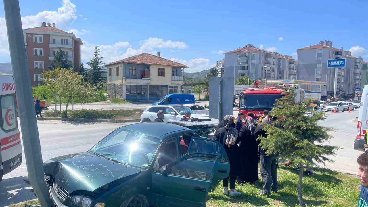 Çorum Sungurlu’da Hitit Kavşağı’nda otomobil ile cip çarpıştı: 2 yaralı
