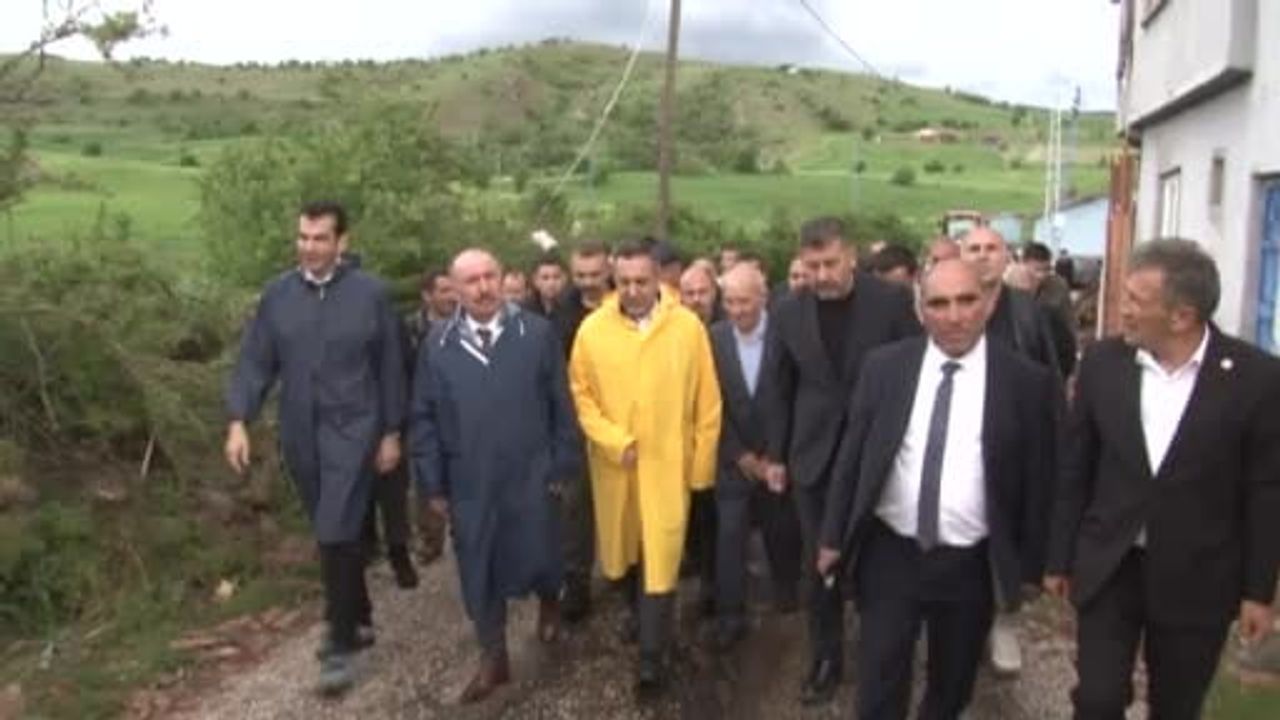 Çorum Sungurlu'da hortum evlere hasar verdi — Vali Ali Çalgan: "Can kaybımız yok, 4 5 yaralımız var"
