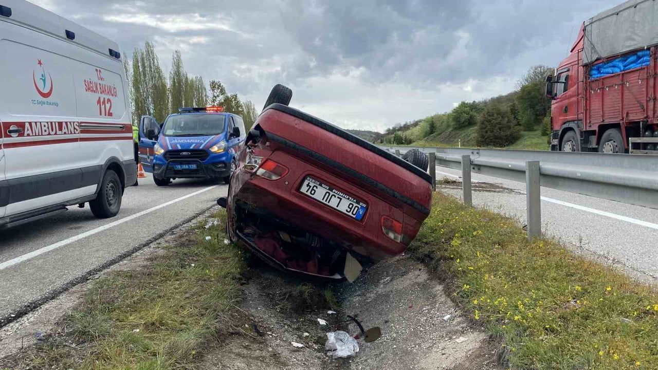 Çorum-Sungurlu Karayolunda Otomobil Takla Attı: 5 Kişi Yaralandı