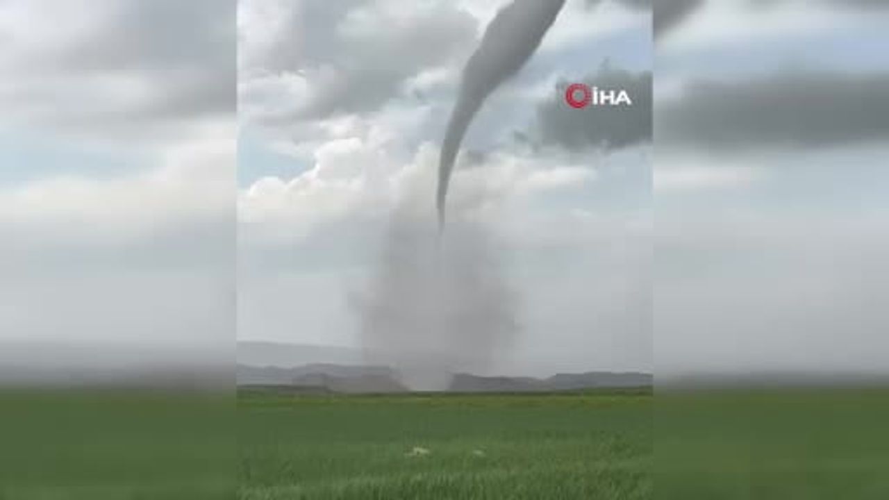 Çorum Sungurlu Oyaca'da hortum: Köyde çok sayıda ev hasar gördü, iki yaralı