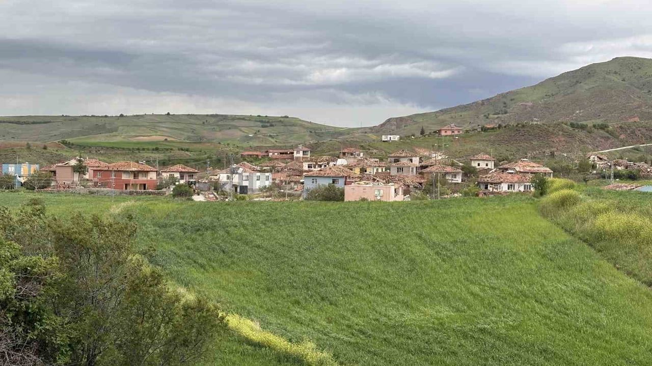 Çorum Sungurlu Oyaca köyünde hortum: Evlerin çoğu zarar gördü, 2 yaralı