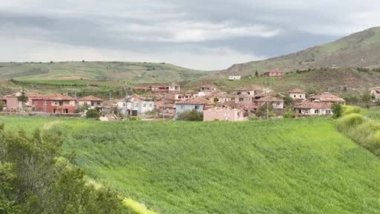 Çorum Sungurlu Oyaca Köyünü Vuran Hortum: Evlerin Neredeyse Tamamı Zarar Gördü, 2 Kişi Yaralandı