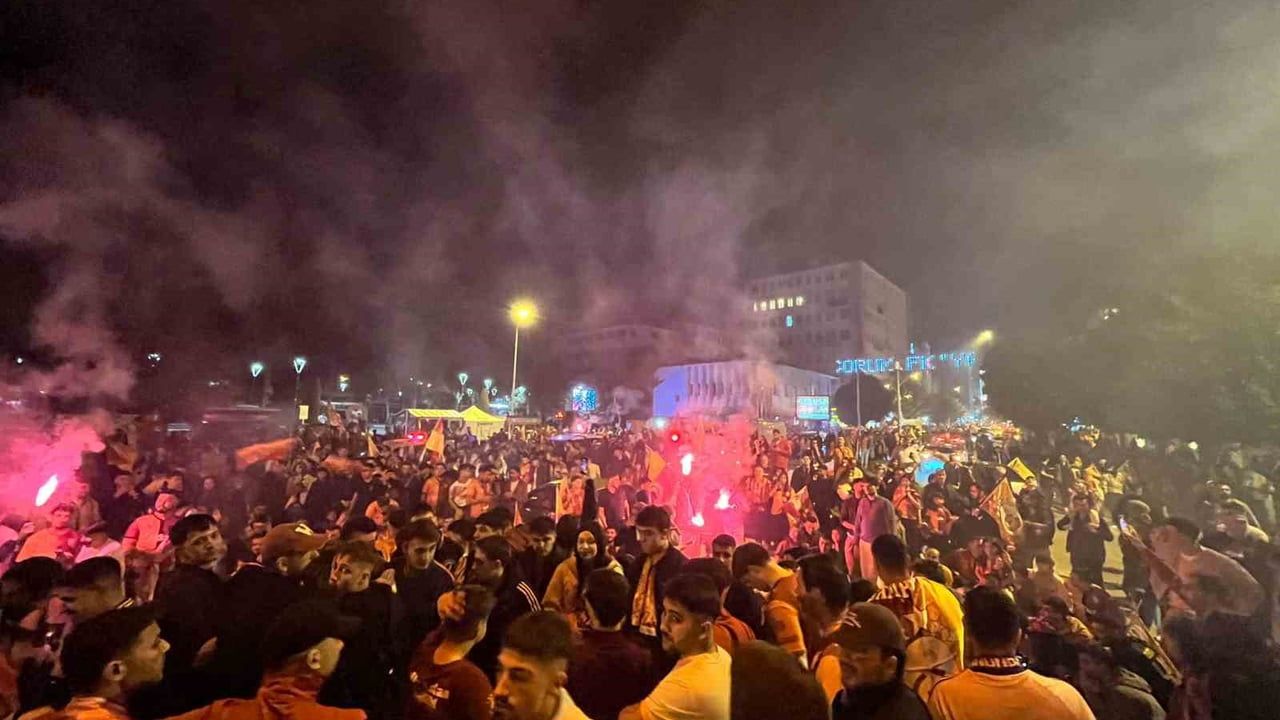 Çorum ve Alaca'da Galatasaray şampiyonluğunu kutlayan taraftarlar sokakları coşkuyla doldurdu