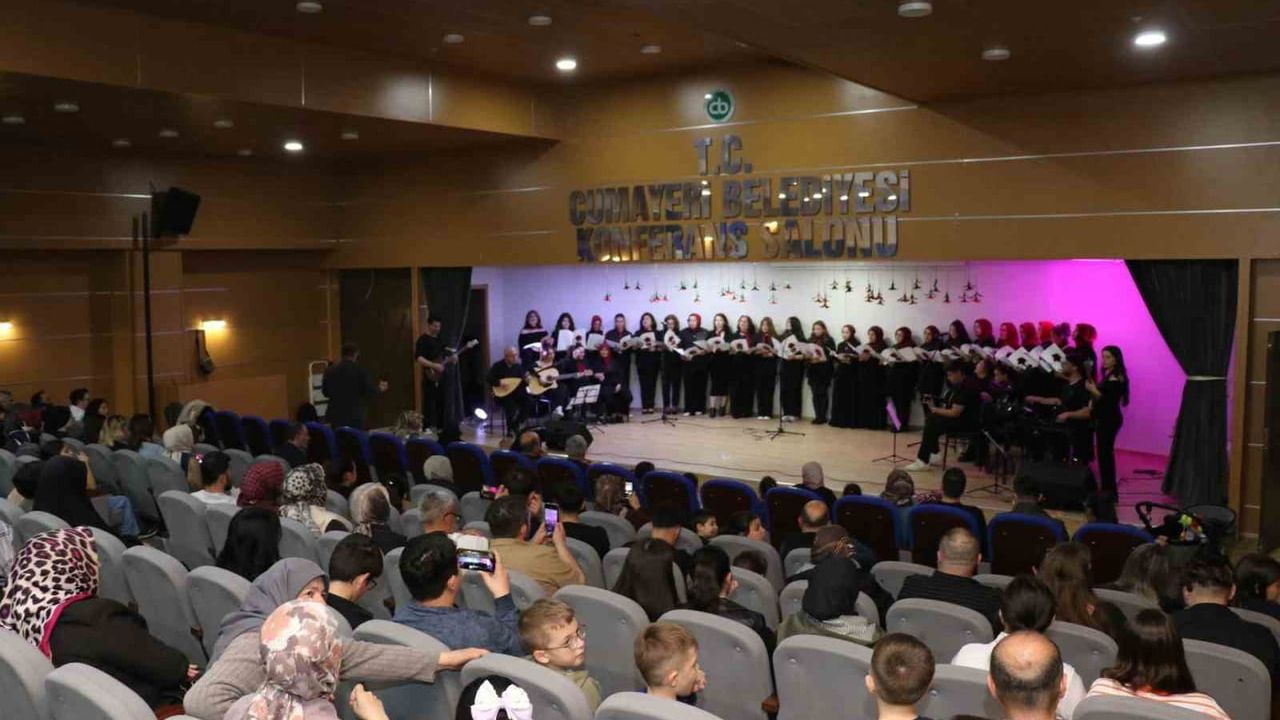 Cumayeri'de sanat dolu gece: Belediye'nin Anneler Günü konserinde 'Küçük Hamsiler' sahnedeydi