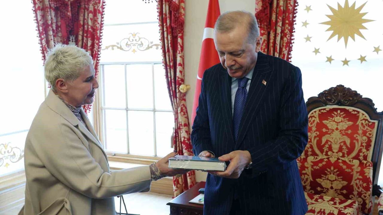 Cumhurbaşkanı Erdoğan, Adnan Menderes ve Dava Arkadaşlarının Ailelerini Dolmabahçe'de Kabul Etti