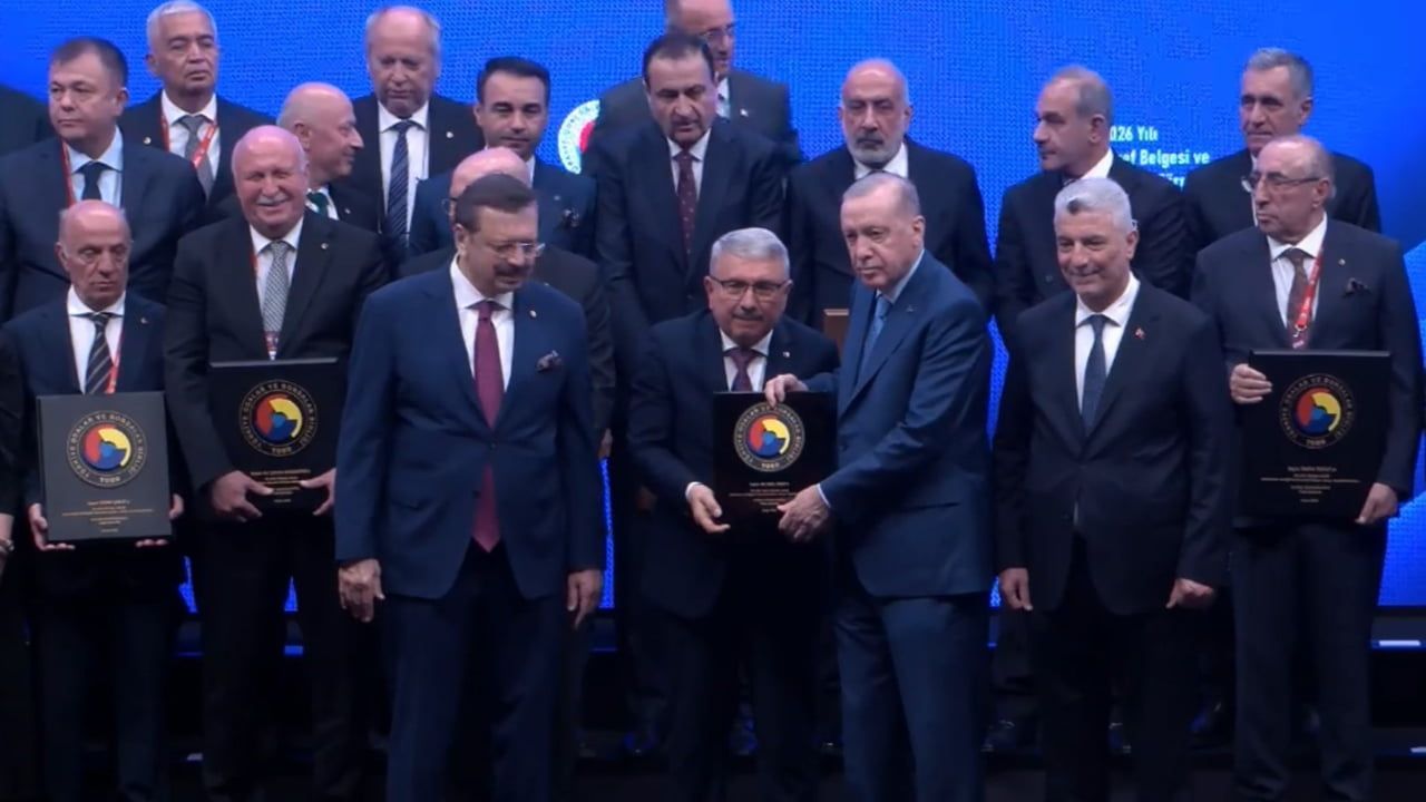 Cumhurbaşkanı Erdoğan’dan DTO Başkanı Uğur Erdoğan’a Hizmet Şeref Plaketi