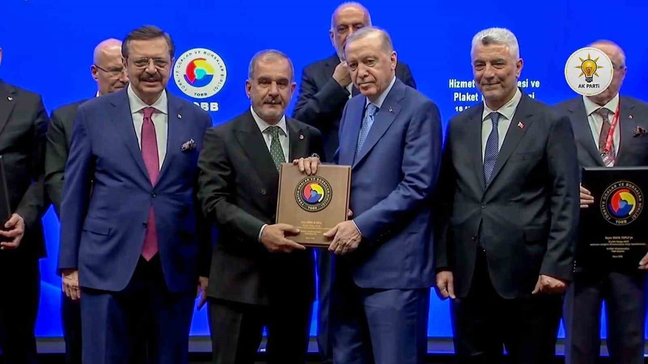 Cumhurbaşkanı Erdoğan, Elazığ TSO Başkanı İdris Alan’a Hizmet Şeref Belgesini Takdim Etti