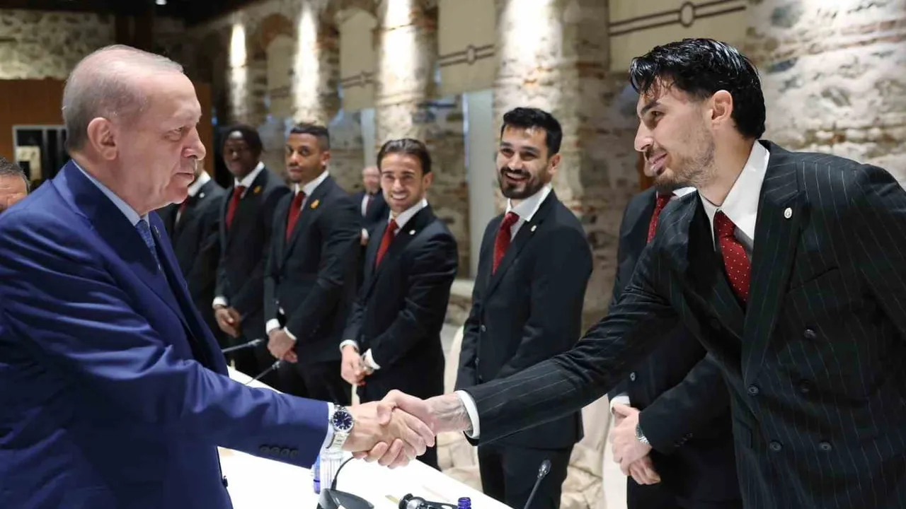 Cumhurbaşkanı Erdoğan, Galatasaray Futbol Takımını Dolmabahçe Çalışma Ofisi'nde kabul etti