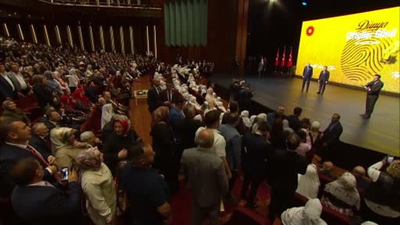 Cumhurbaşkanı Erdoğan, kadın girişimcilere plaketlerini takdim etti