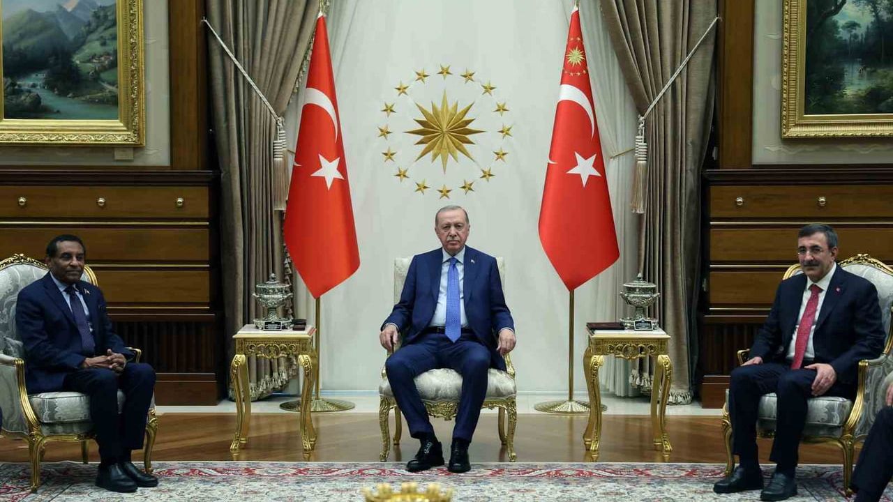 Cumhurbaşkanı Erdoğan, Sudan Başbakanı Kamil İdris'i Cumhurbaşkanlığı Külliyesi'nde Kabul Etti