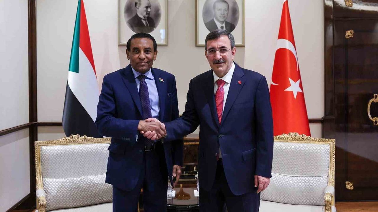 Cumhurbaşkanı Yardımcısı Yılmaz, Sudan Başbakanı Kamil İdris ile Cumhurbaşkanlığı Külliyesi'nde Görüştü