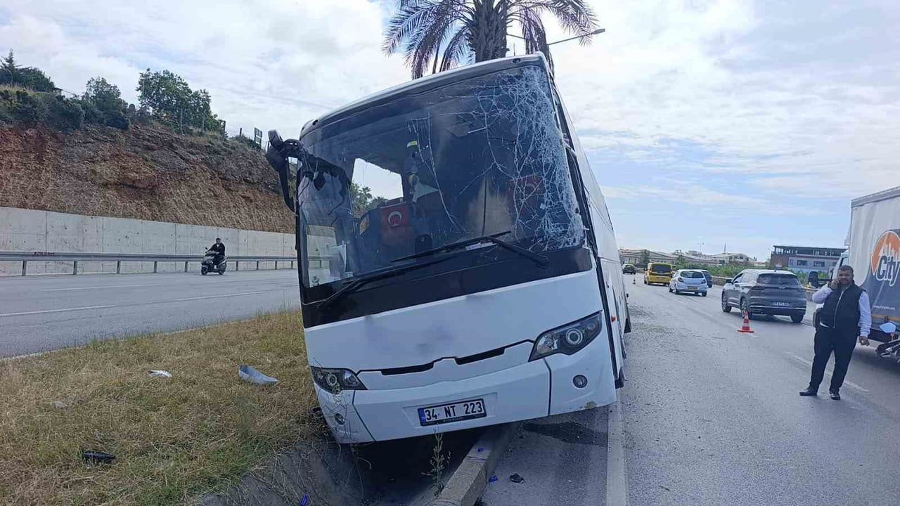 D-400'de şehirlerarası otobüs refüje çıktı: 1 yaralı