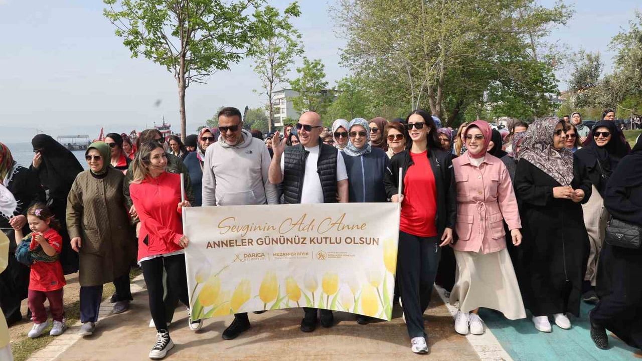 Darıca'da Anneler Günü yürüyüşü: Belediye aile ve birlik vurgusunu öne çıkardı