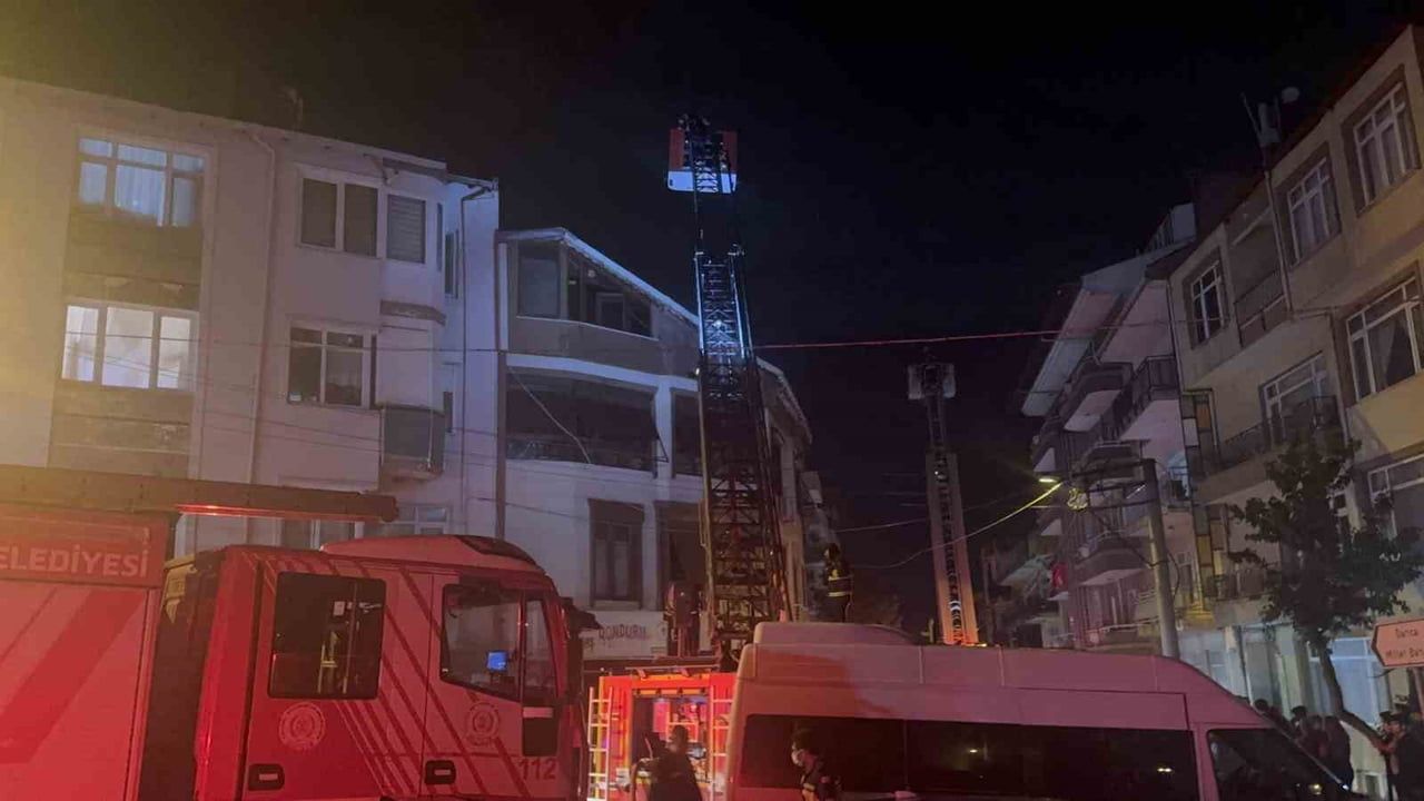 Darıca'da çatı katında çıkan yangın söndürüldü: Yaralanma yok, maddi hasar oluştu