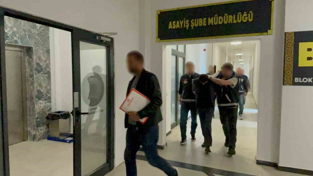 Darıca'da evden hırsızlık: 25 bin lira değerindeki dizüstü bilgisayar ve eşyalar ele geçirildi, 3 şüpheli tutuklandı
