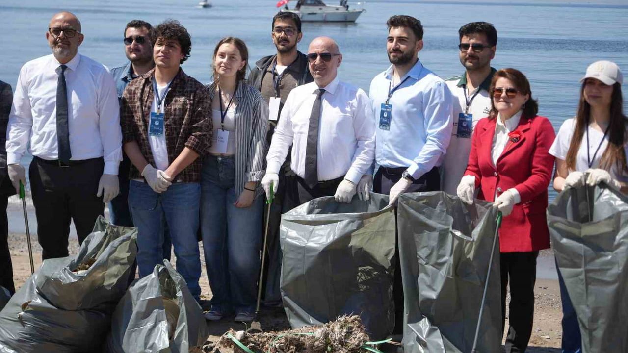 Darıca'da 'Marmara'ya Nefes' etkinliği: Müsilaj uyarısı ve sahil temizliği