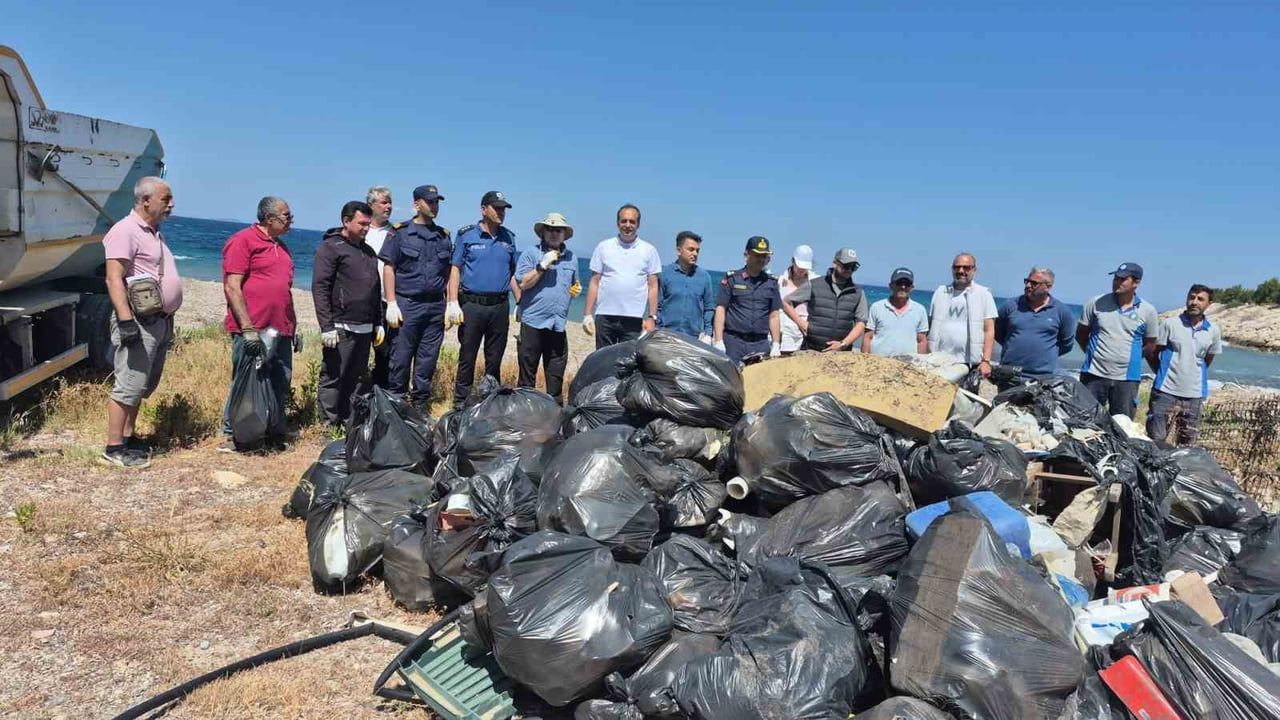 Datça'da Karya Yolu etabında 600 gönüllü 3,5 ton atık topladı
