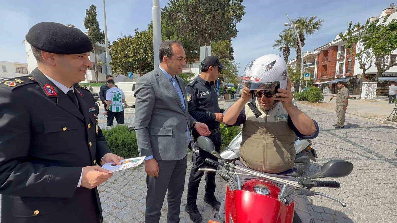Datça'da Trafik Haftası kapsamında motosiklet sürücülerine ücretsiz kask ve yelek dağıtıldı