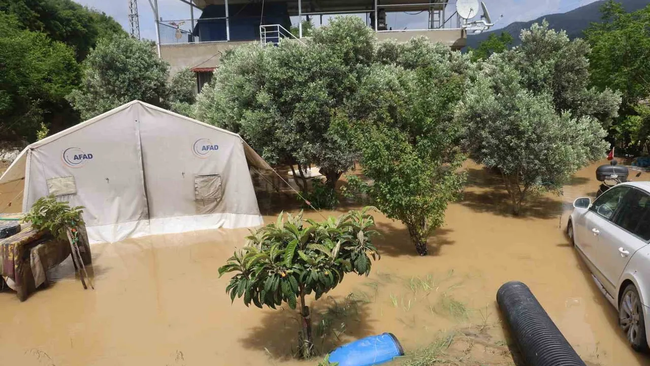 Defne Aknehir'de sağanak sele dönüştü: Tarım arazileri ve evler zarar gördü