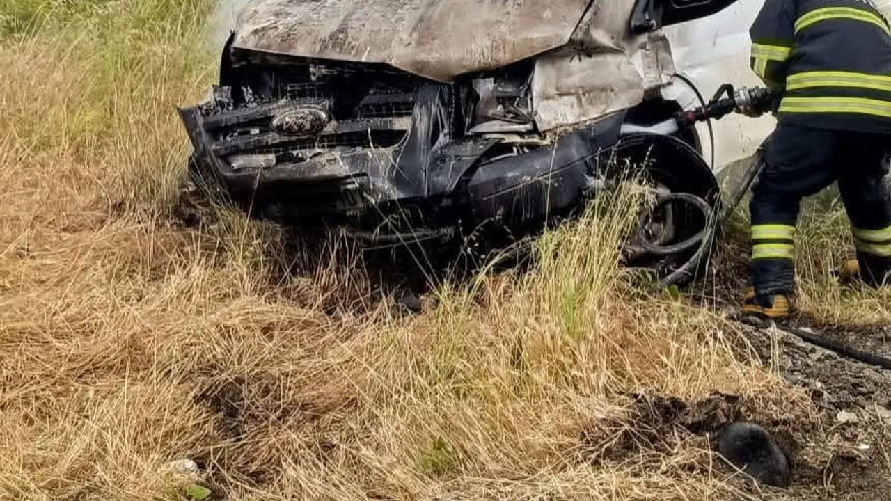 Defne'de seyir halindeki pikabın motoru alev aldı; araç kullanılamaz hale geldi