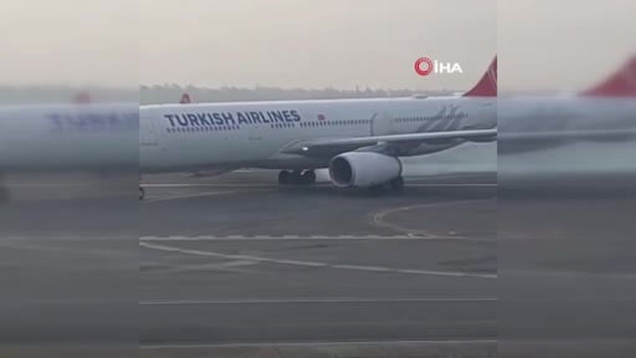 Delta'da motosiklet araca çarpmanın etkisiyle trafik ışıklarında asılı kaldı