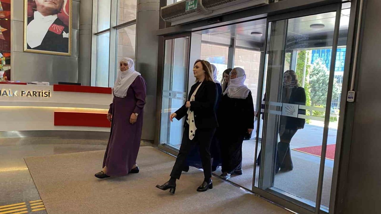 Dem Parti Sözcüsü Ayşegül Doğan'dan CHP'ye Anneler Günü Ziyareti