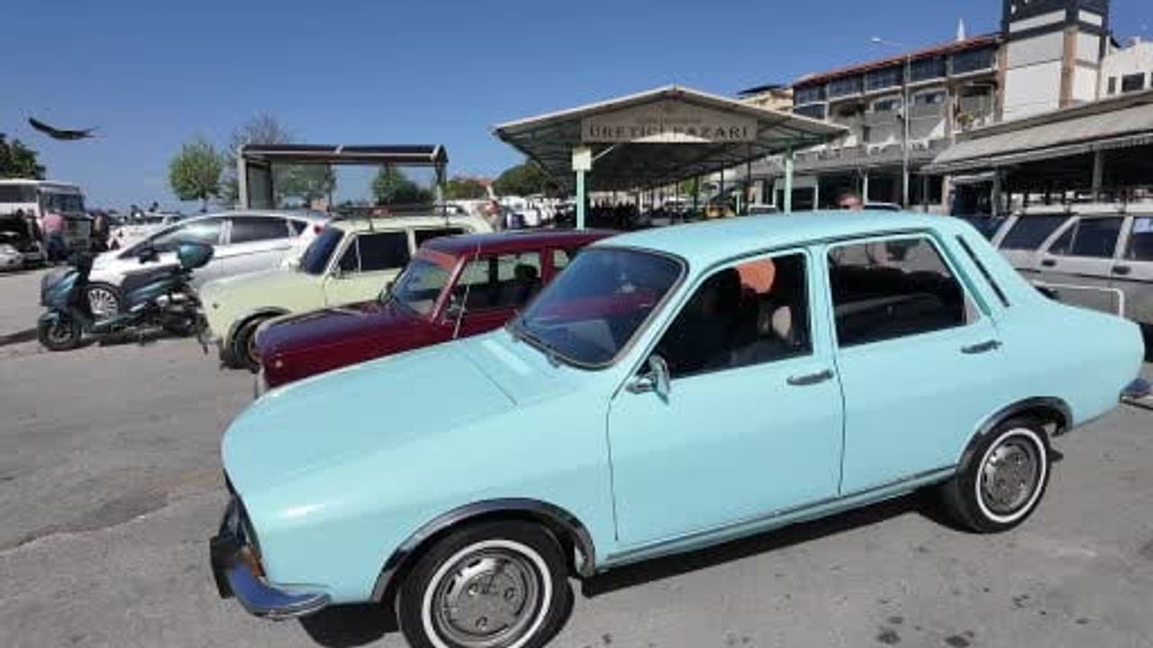 Demirci 2. El Oto Pazarı'nda nostaljik otomobiller ilgi odağı oldu