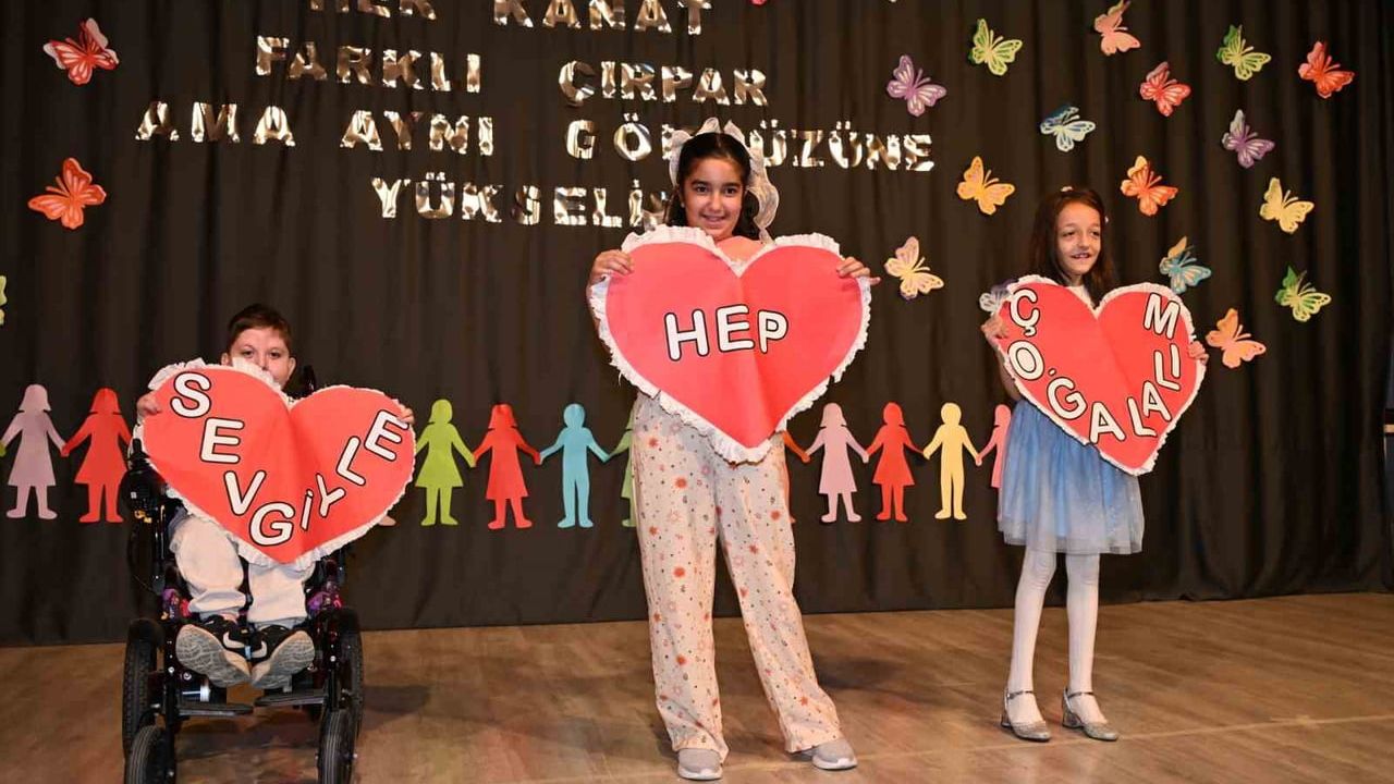 Demirci'de Engelliler Haftası'nda farkındalık programı: Özel öğrencilerin performansı ilgi gördü