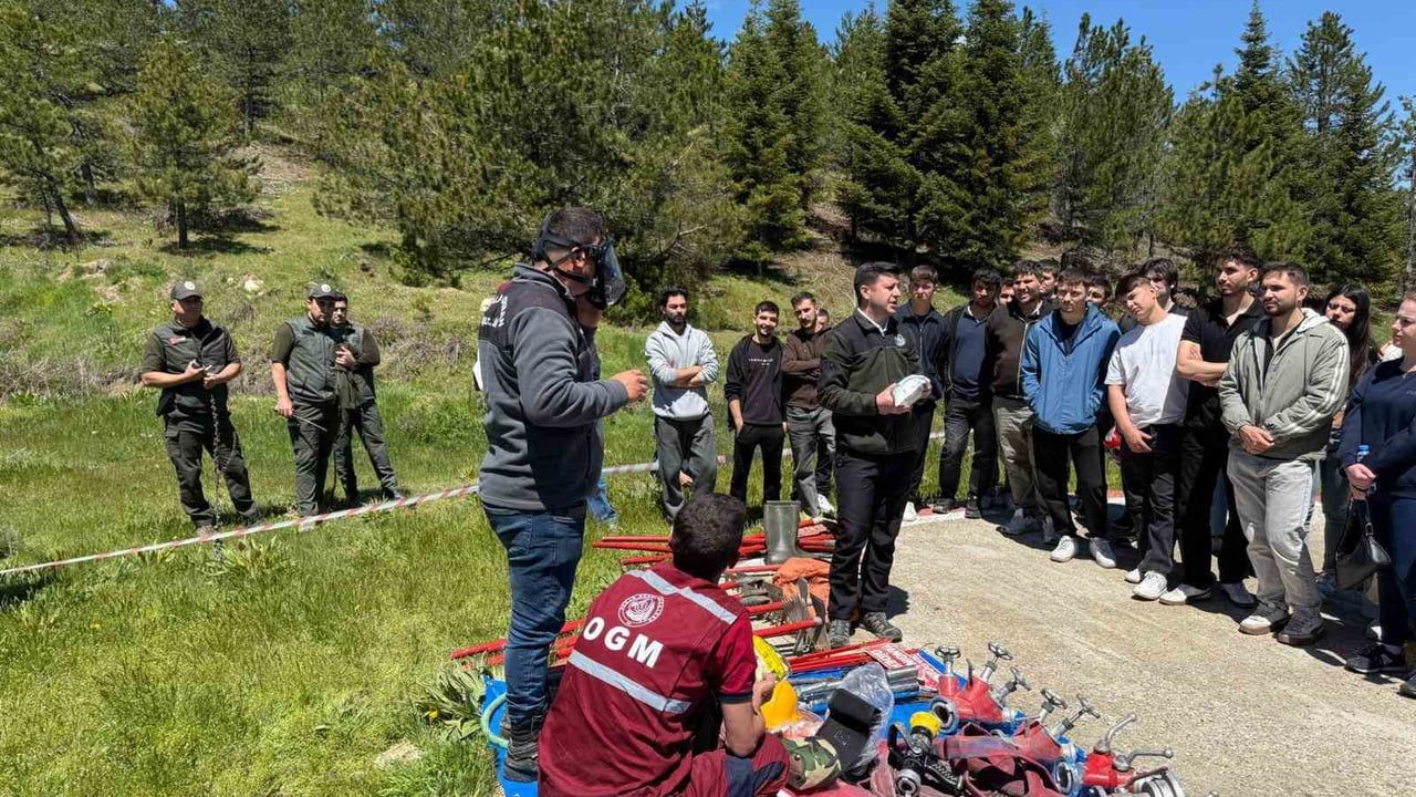 Demirci’de geleceğin ormancıları sahada: fidan dikimi ve yangın eğitimi