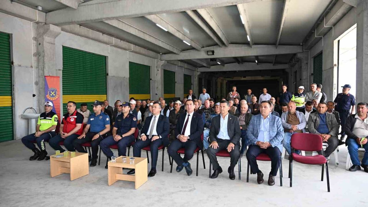 Demirci'de traktör ve motosiklet sürücülerine trafik bilgilendirme ve reflektör dağıtımı