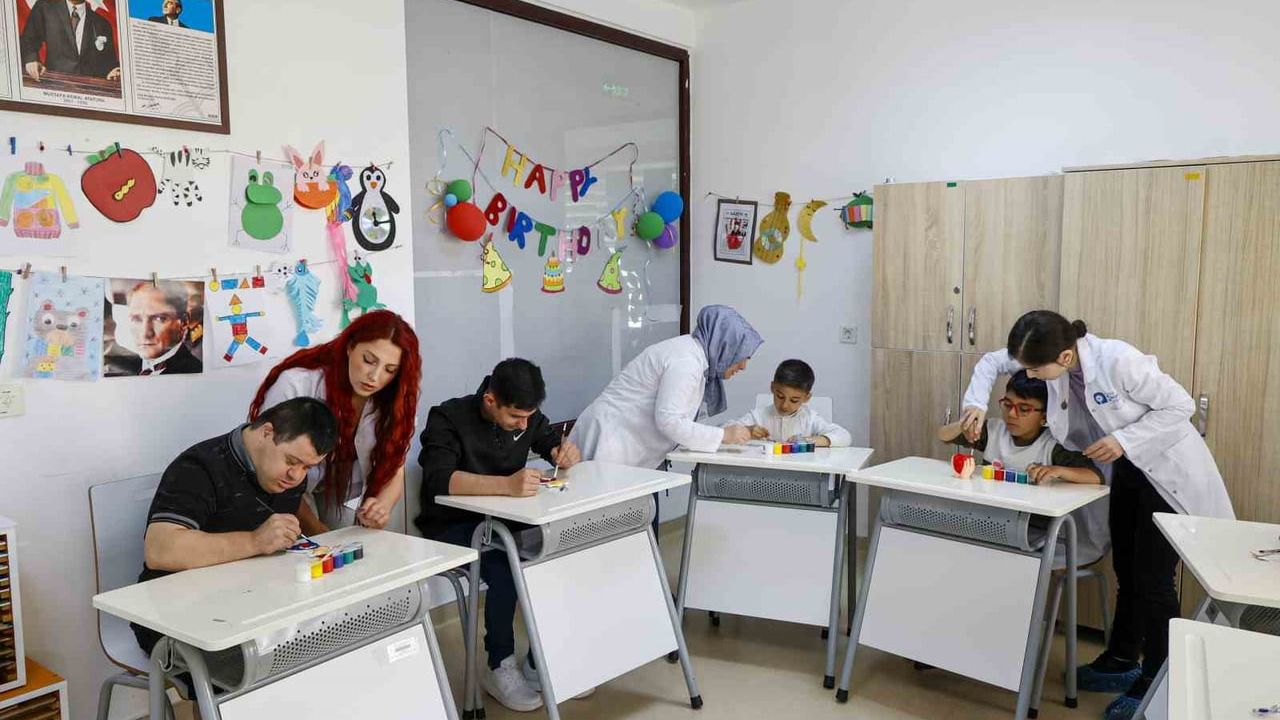 Demirgül Mola Evi'ndeki özel bireylerden Anneler Günü'ne el emeği sürpriz