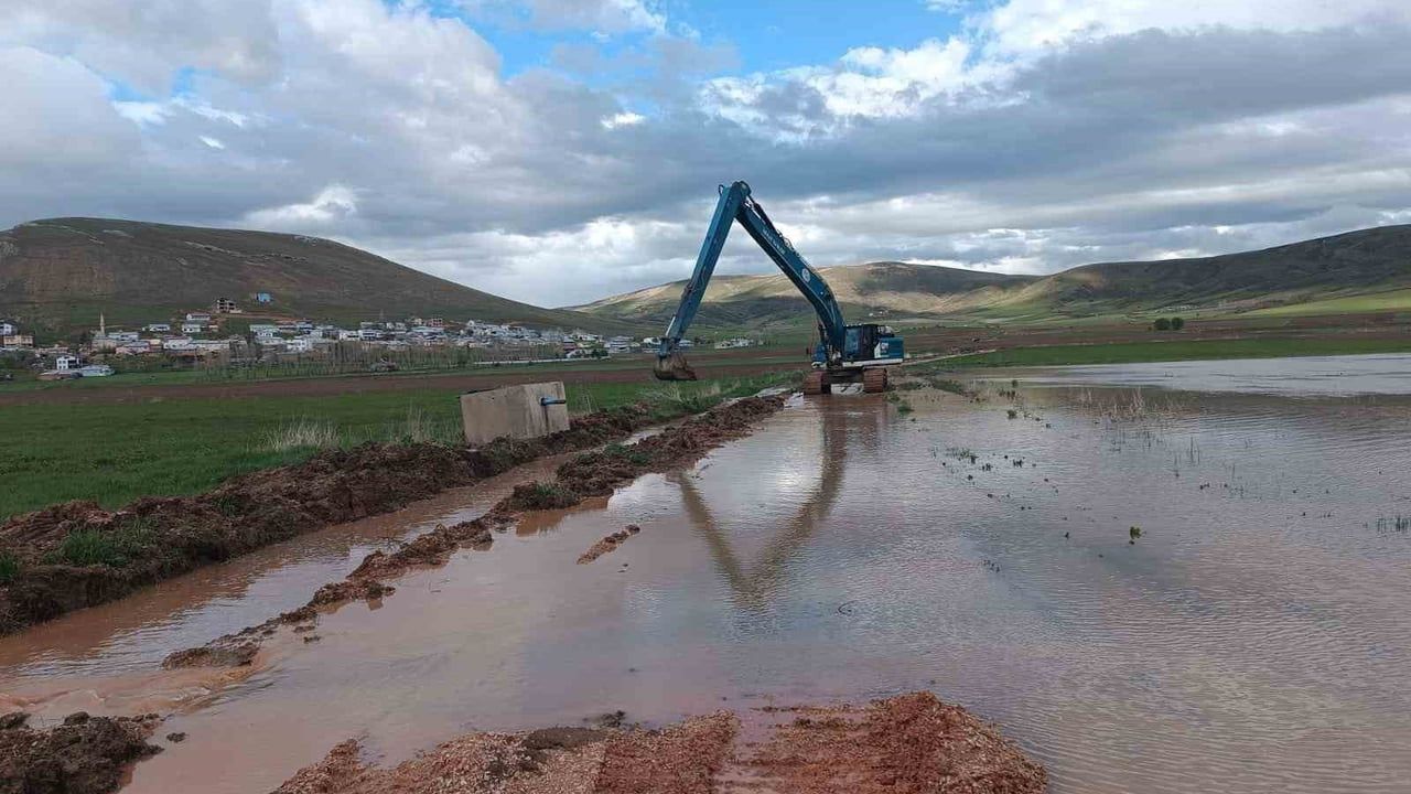 Demirözü'de derelerde debi yükseldi; DSİ iş makineleriyle müdahale ediyor
