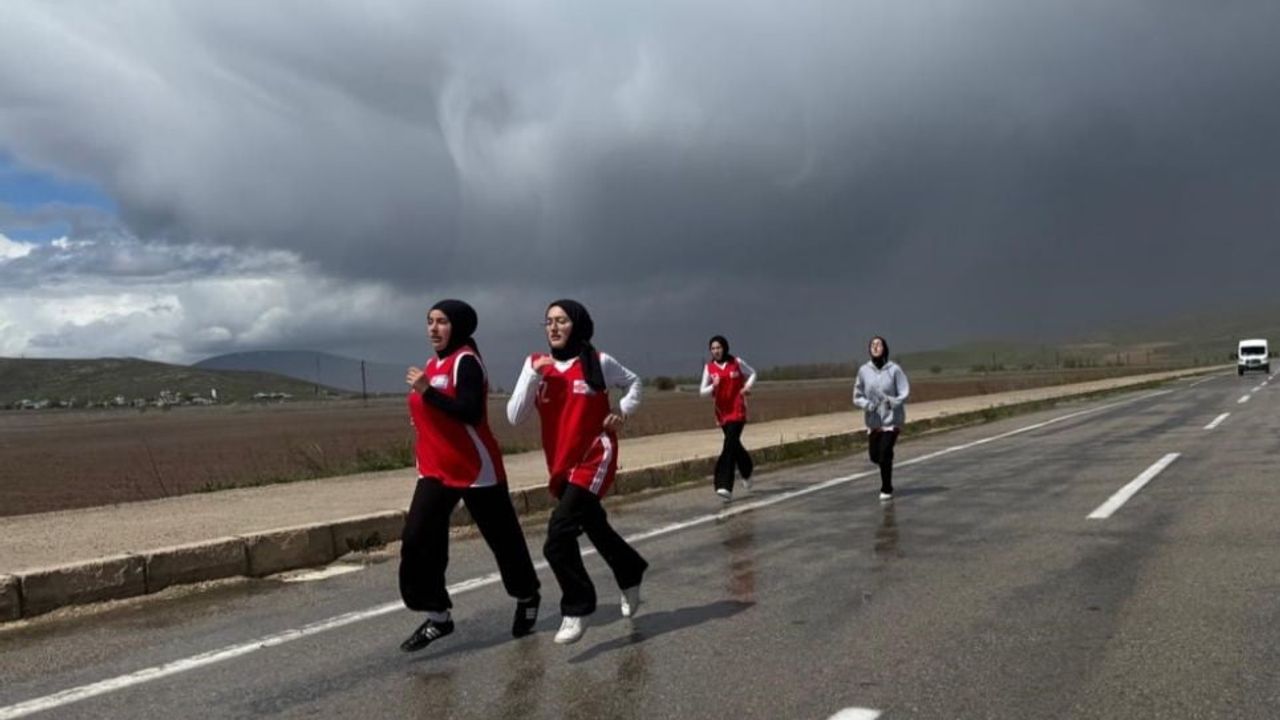 Demirözü'nde 'Gençlik Koşusu' Gençlik Haftası Kapsamında Düzenlendi