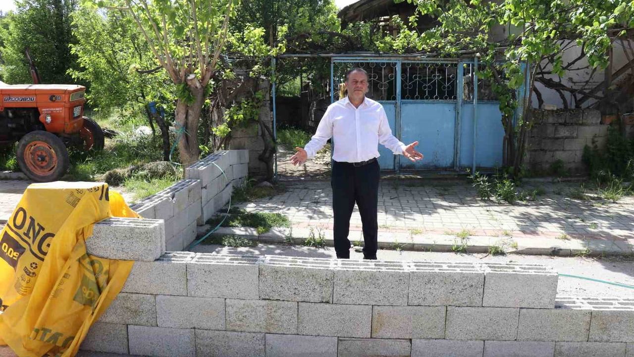 Denizli Acıpayam'da Yol Kapatma İddiası: Briketler Vatandaşın Ev Girişini Kapattı