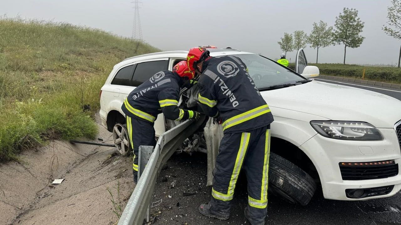 Denizli Bozkurt'ta bariyerlere saplanan lüks aracın sürücüsü hayatını kaybetti