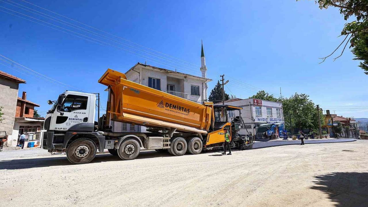 Denizli Büyükşehir, Çal Akkent Mahallesi'nde 1.100 m'lik sıcak asfaltla ulaşımı güçlendiriyor
