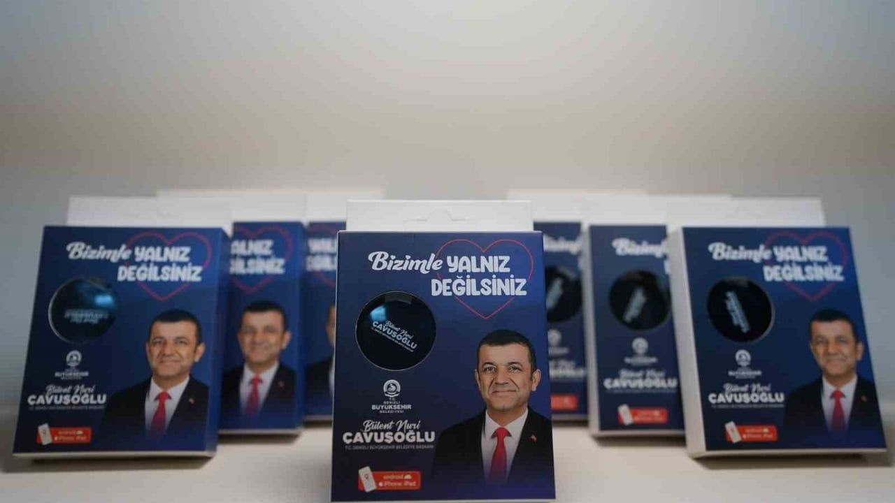 Denizli Büyükşehir’in 'Bizimle Yalnız Değilsiniz' projesi GPS destekli akıllı saatlerle ailelere güven sağlıyor