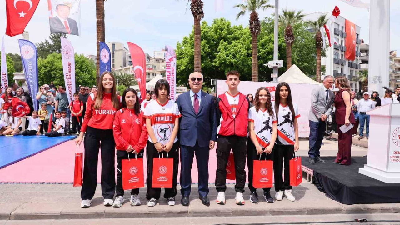 Denizli'de 19 Mayıs Atatürk’ü Anma, Gençlik ve Spor Bayramı 107. yılında valilik önünde kutlandı