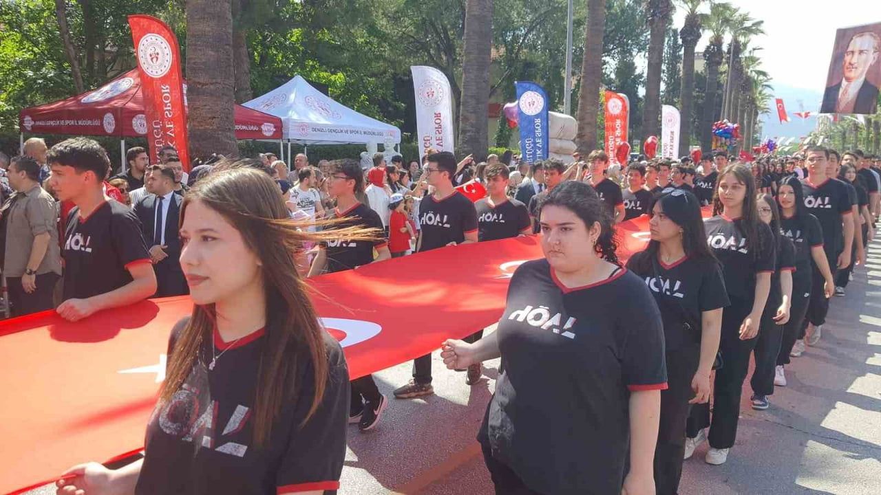 Denizli'de 19 Mayıs Coşkuyla Kutlanıyor: Valilik Önünde Resmi Tören ve Kortej Yürüyüşleri