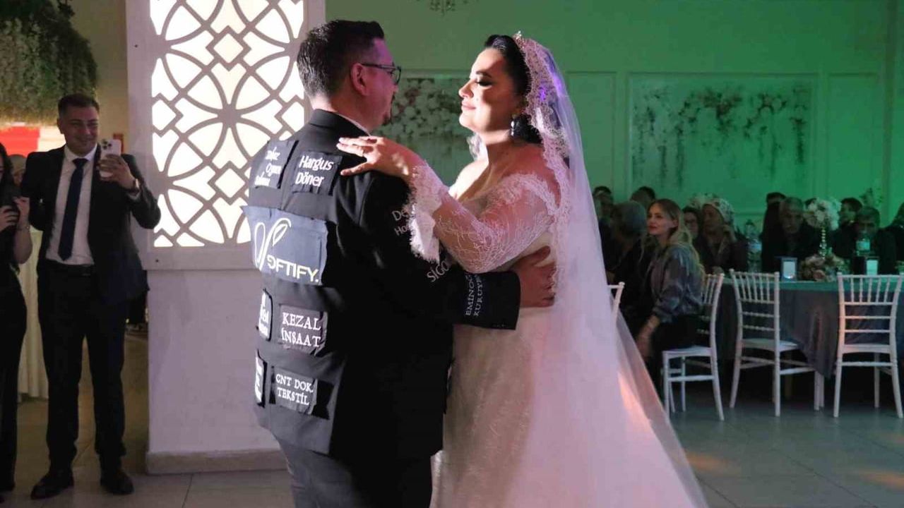 Denizli'de damat, damatlığını reklam panosuna çevirerek düğün masraflarının dörtte birini karşıladı
