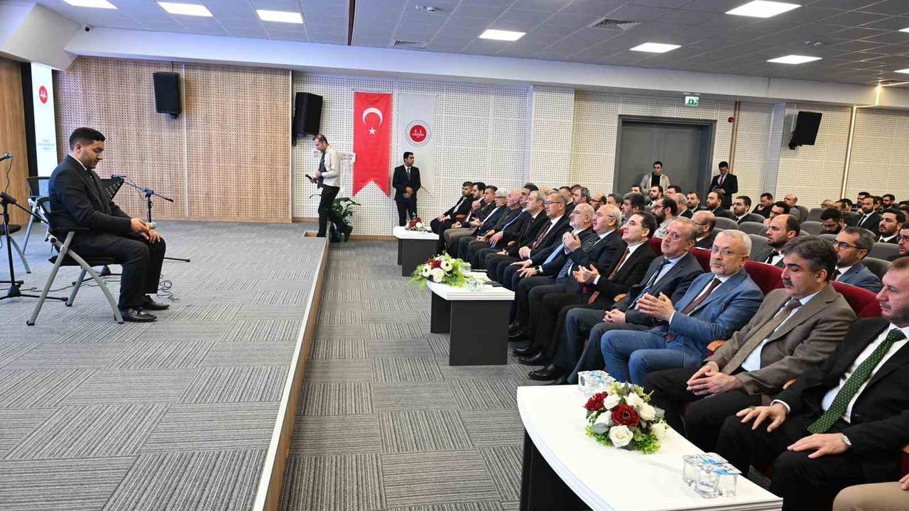Denizli'de Dini Yüksek İhtisas Eğitimi 3. Dönem Mezuniyeti: Vali Köşger 35 Kursiyere Belge Takdim Etti