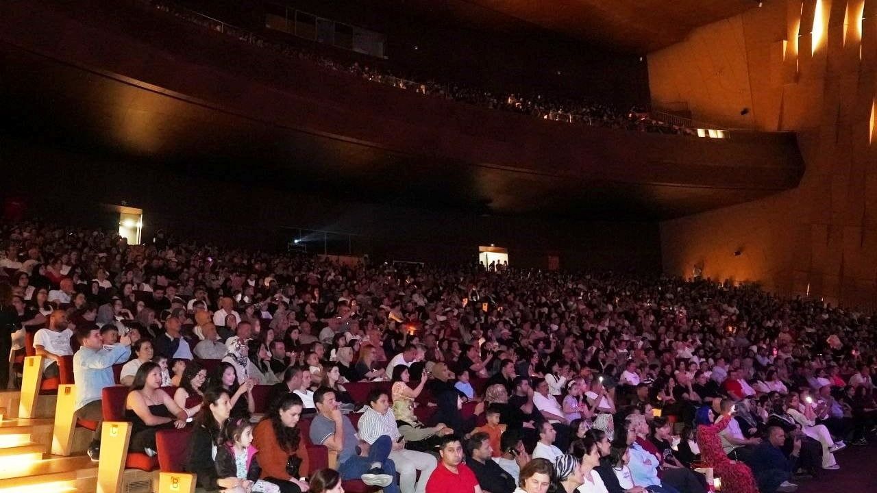 Denizli'de 'Hasat' yılsonu gösterisi: Minik dansçılar Anadolu'nun renklerini sahneye taşıdı