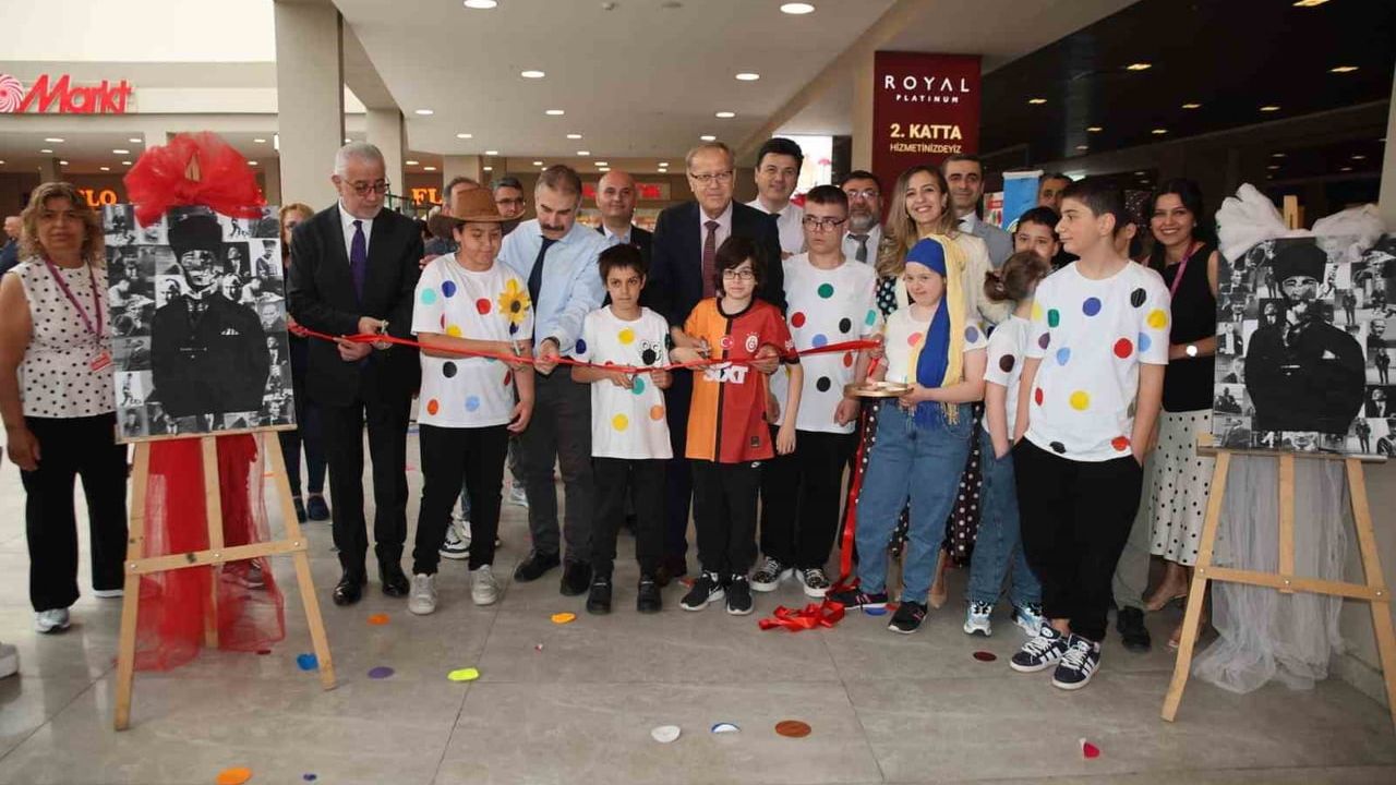 Denizli'de özel eğitim öğrencilerinin resim sergisi ilgi gördü