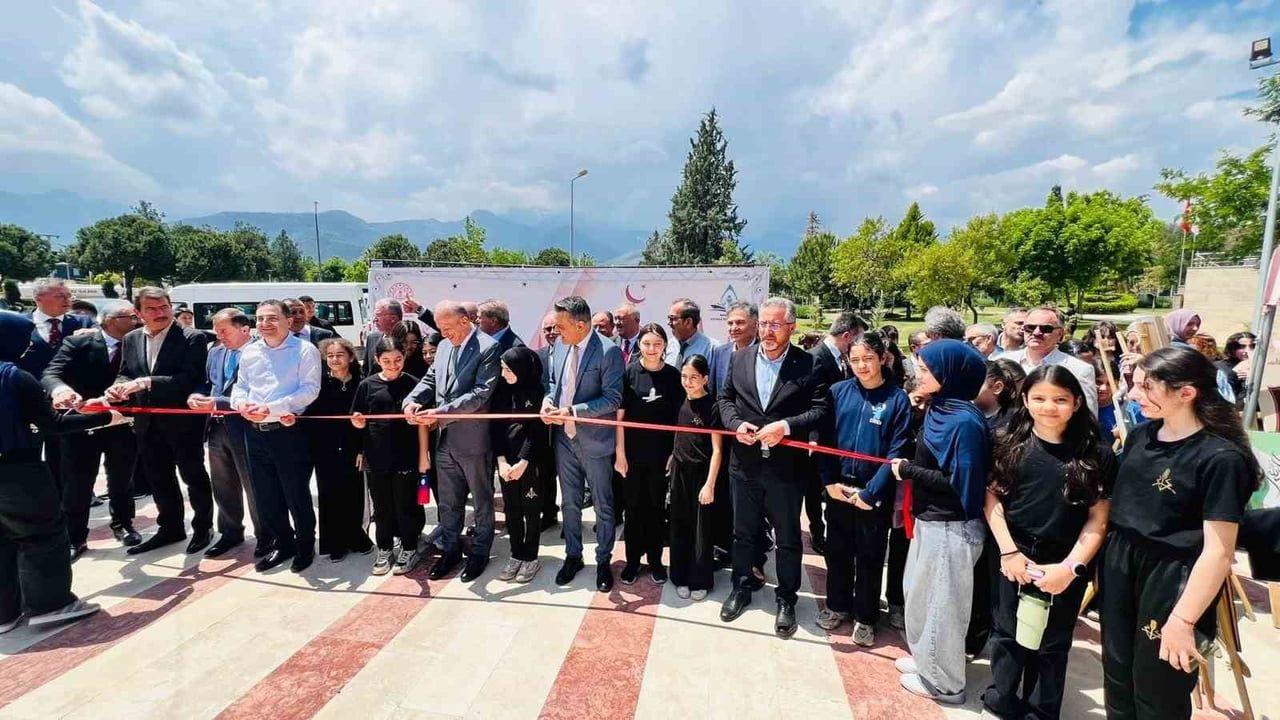 Denizli'de 'Vakti Kuşanmak' Etkinliği: 25 Okuldan Namaz Temalı Sergi ve Performanslar