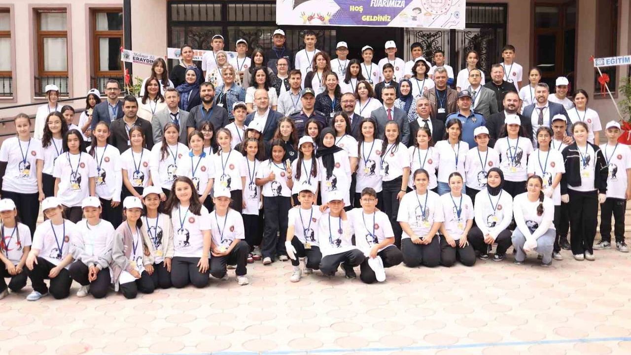 Denizli Güney'de Fevzi Tokat Ortaokulu Bilim Şenliği: Öğrenci Projeleri İlçe Protokolünün ve Vatandaşların Beğenisini Kazandı