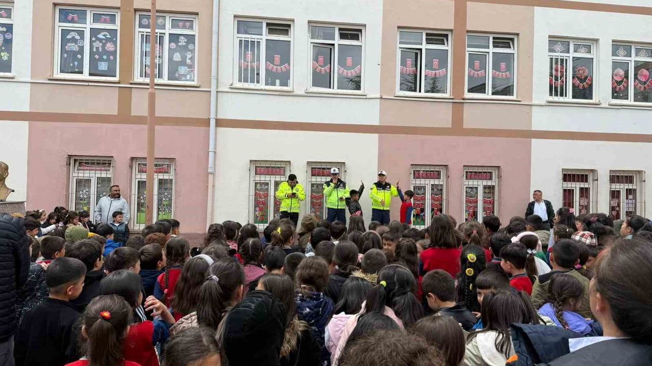 Develi'de jandarma ve polis ortak Trafik Haftası eğitimiyle öğrencileri bilinçlendirdi