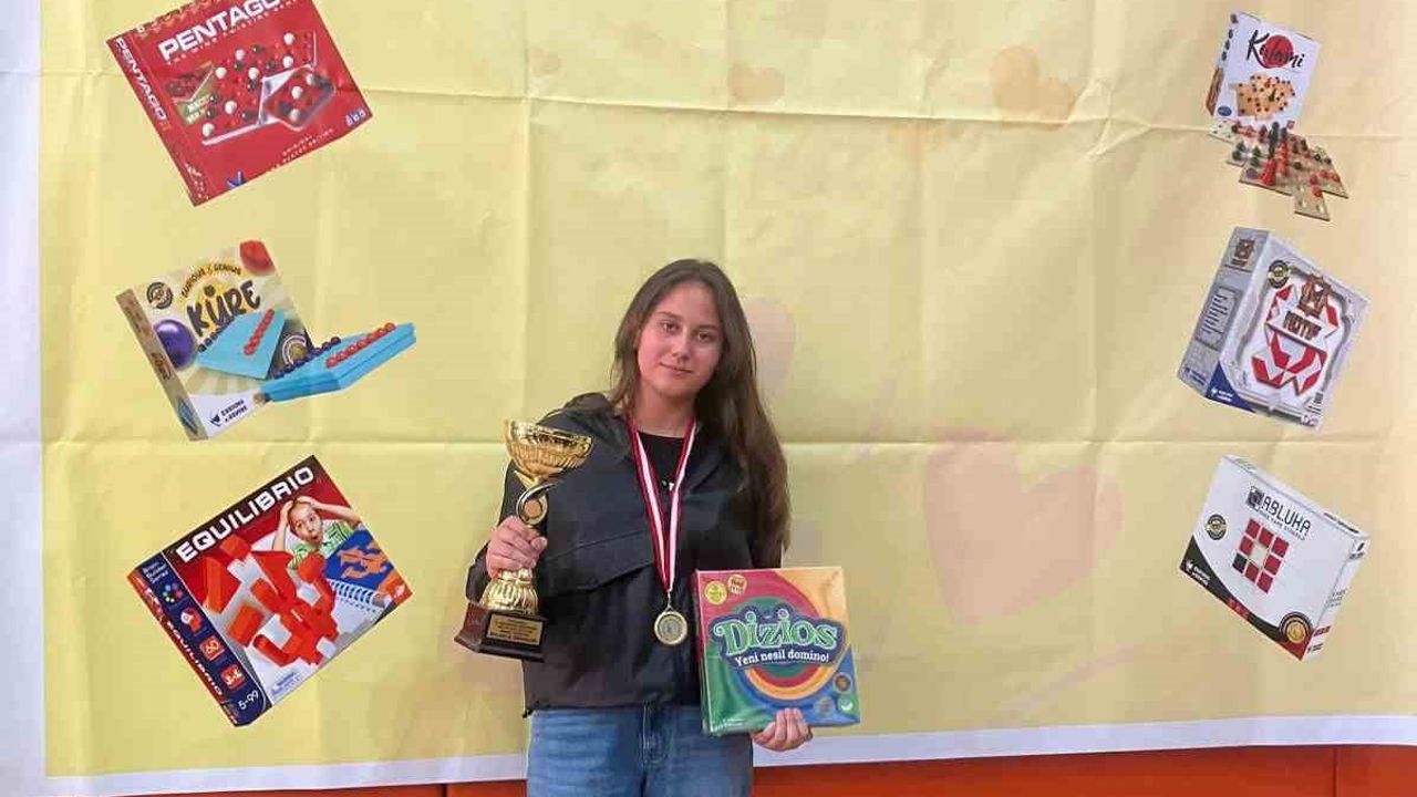 Devrek Anadolu Kız İmam Hatip Lisesi öğrencisi Ayşenaz Çengelcik, Akıl ve Zeka Oyunları il birincisi oldu