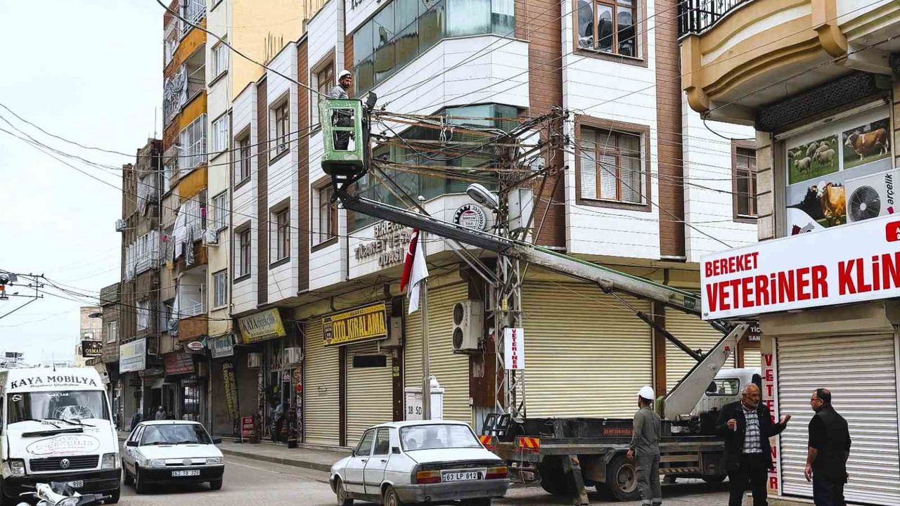 Dicle Elektrik, Şanlıurfa'da saatte 70 km'ye ulaşan fırtınada gece boyu arıza müdahalesi yaptı